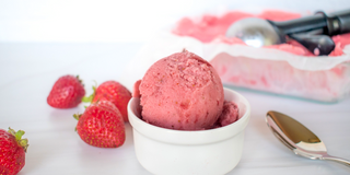 5 Minute Strawberry Frozen Greek Yogurt