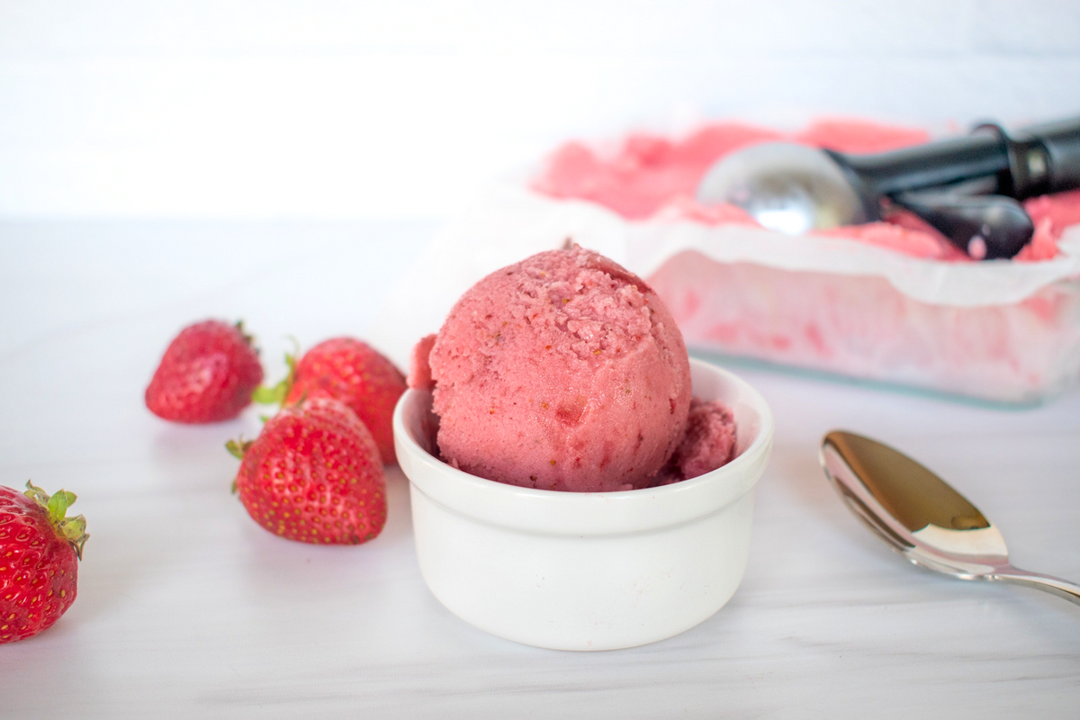 5 Minute Strawberry Frozen Greek Yogurt